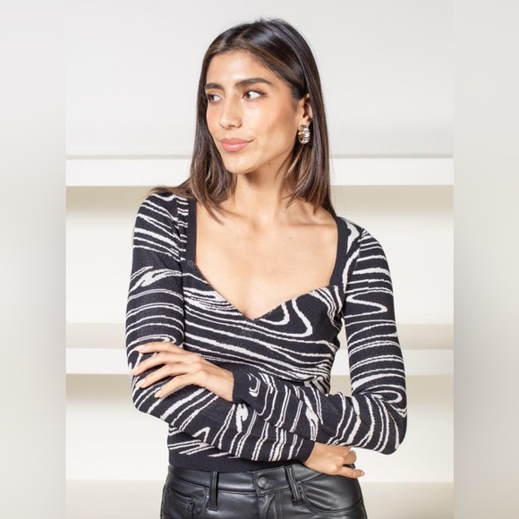 ASTR the Label Sweater Womens Medium Black Cream Sadie Marble Swirl Sweetheart - Picture 2 of 11